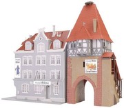 Kibri Hotel Ritter with city gate (12507) Kibri Hotel Ritter with city gate (12507)